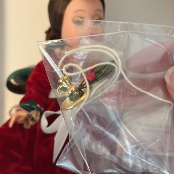 Madame Alexander's 8" Victorian Christmas #19970 - Picture 7 of 10